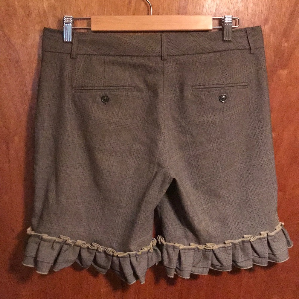 Dapper Ruffle shorts - Picture 2 of 3